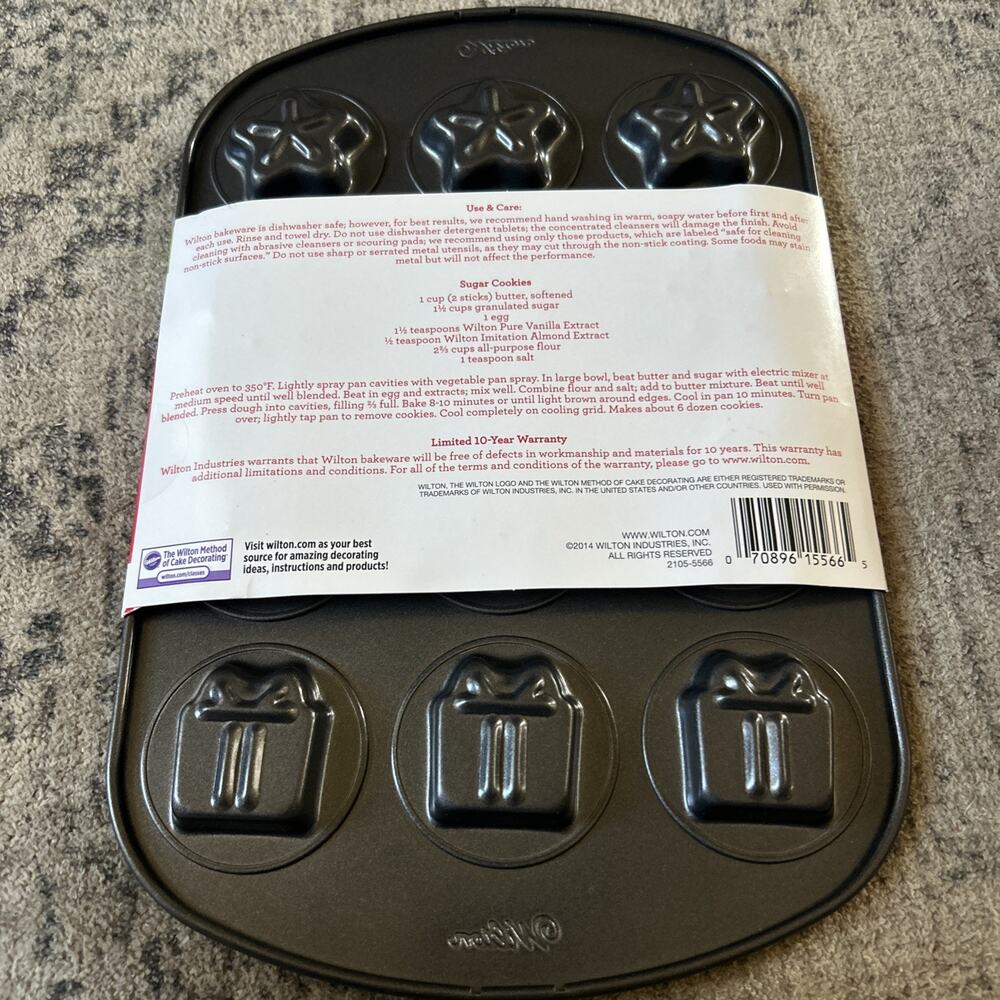 Wilton Holiday Cookie Pan 12 Cavities/4 Designs Unused in Original Packaging - Picture 2 of 3